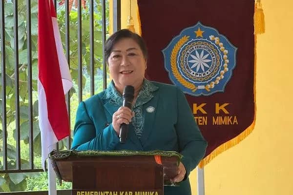 Ketua TP PKK Mimika Ny Suzy Rettob saat menyampaikan sambutan pada acara pelantikan TP PKK Distrik Iwaka masa bakti 2026-2030, Jumat (18/9).