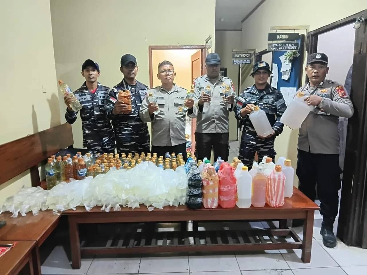 Barang bukti miras lokal jenis sopi yang diamankan personel gabungan di Mapolsek Kawasan Pelabuhan Pomako.