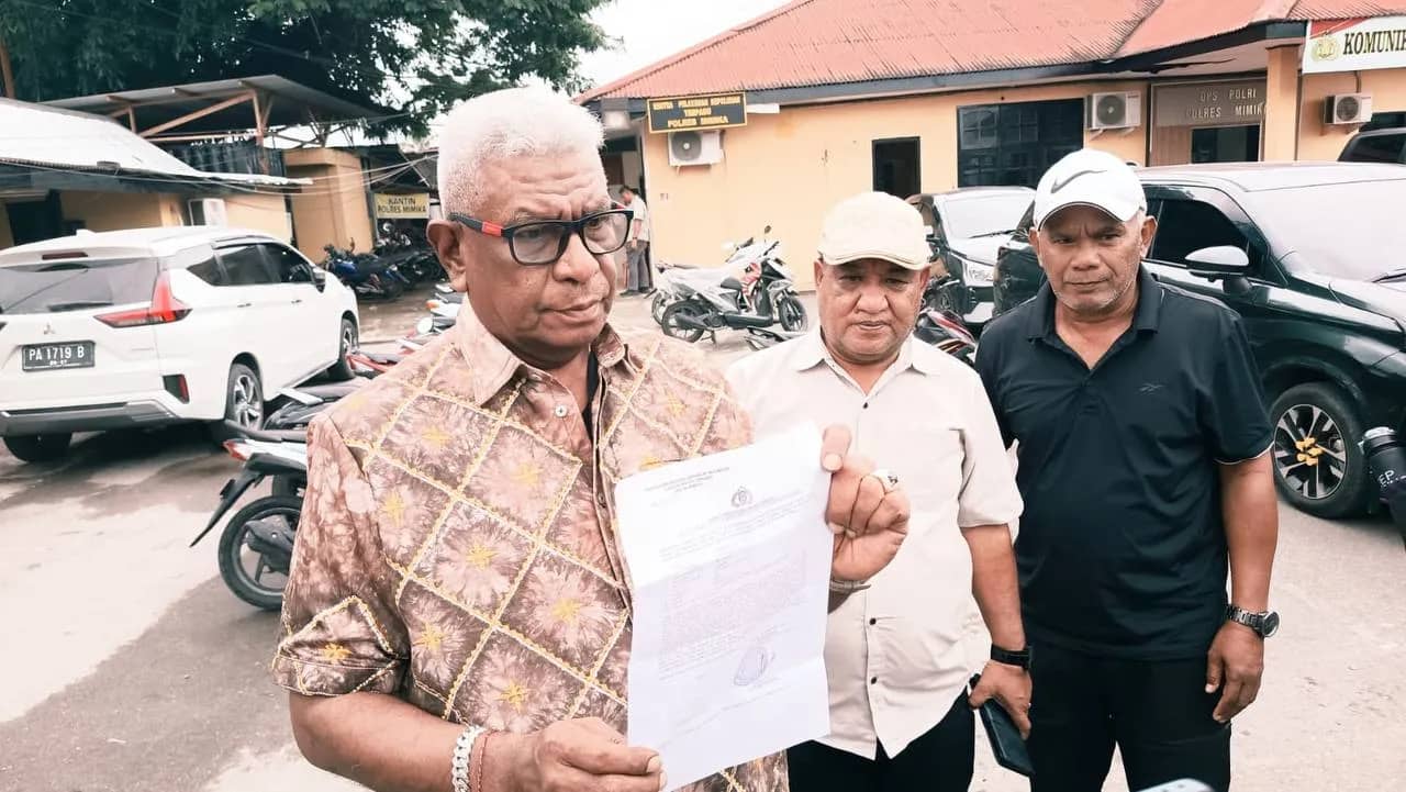 Bupati Johannes Rettob saat mendatangi Sentra Pelayanan Kepolisian Terpadu (SPKT) Polres Mimika, Jalan Cenderawasih, Timika, Minggu (20/9).