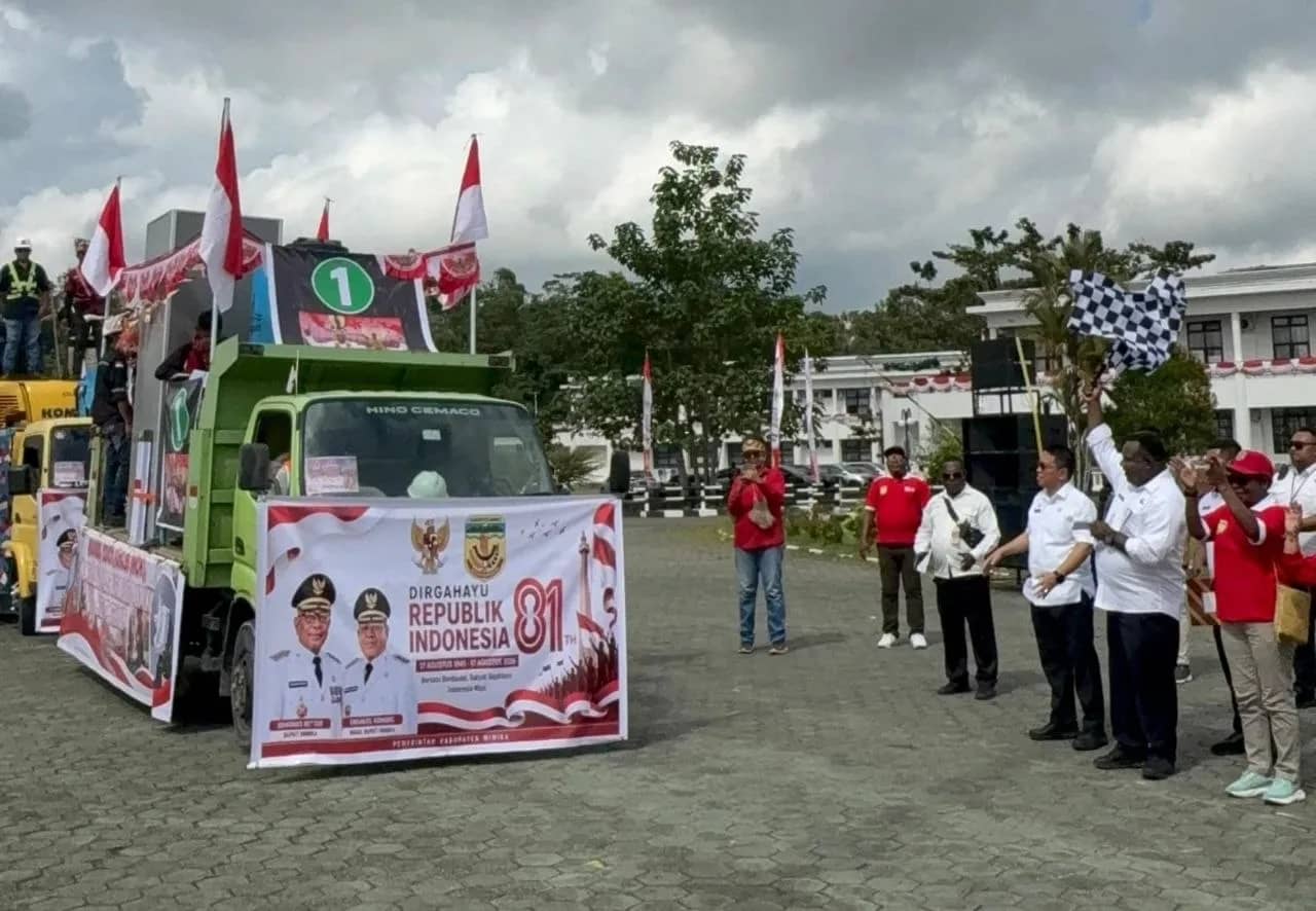 Salah satu mobil hias dalam Karnaval Budaya HUT RI ke-81 di Timika.