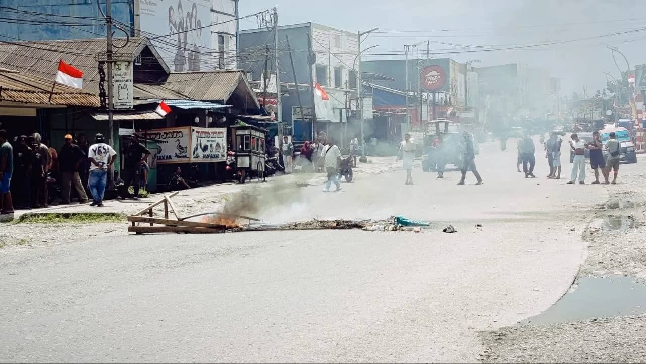 Tampak jalan Budi Utomo Timika yang dipalang warga, Minggu (16/8).
