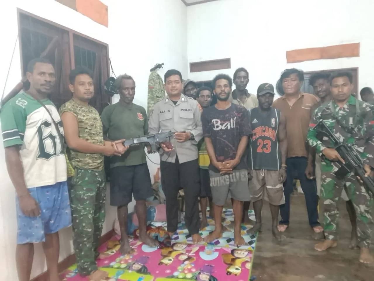 Penyerahan senjata rakitan yang ditemukan oleh warga Kapiraya kepada aparat keamanan.