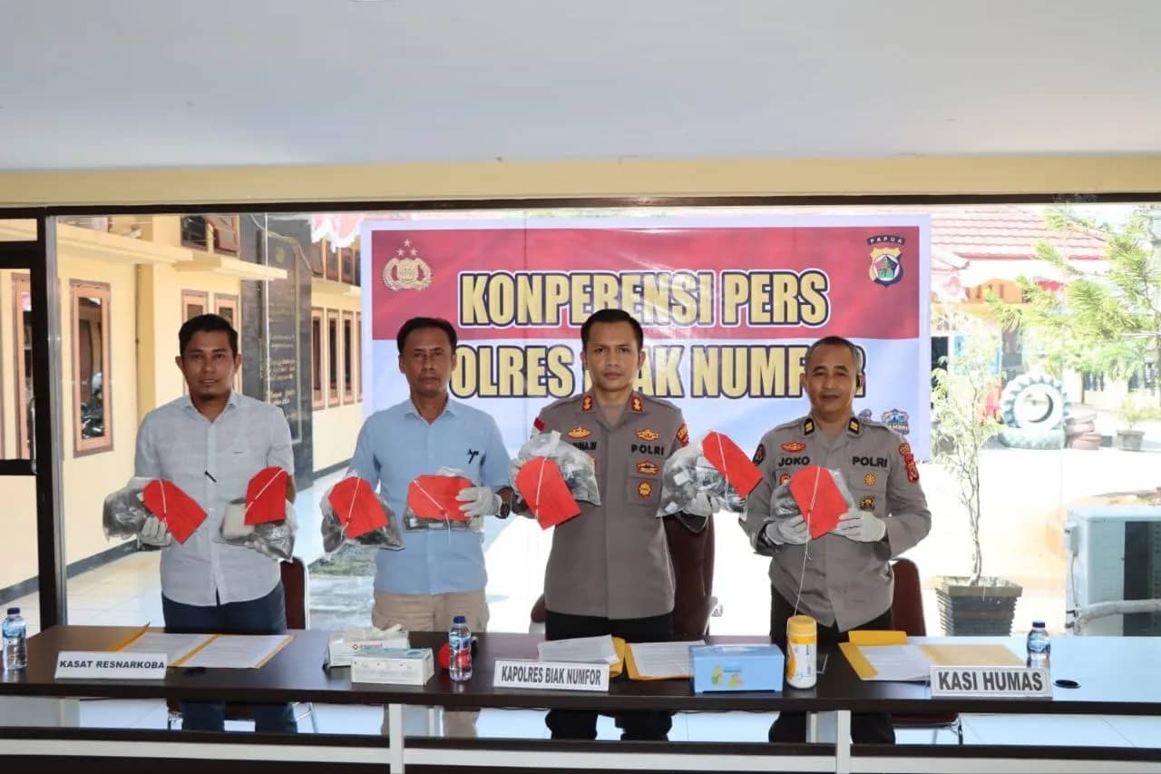 Barang bukti ganja seberat sekitar 1 kilogram yang diamankan Satresnarkoba Polres Biak Numfor.