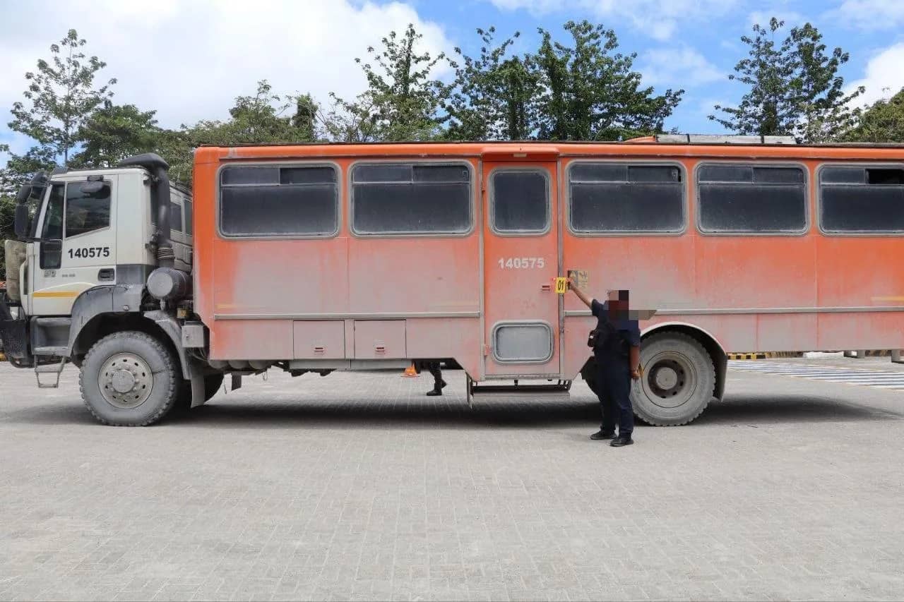 Polisi saat melakukan olah TKP.