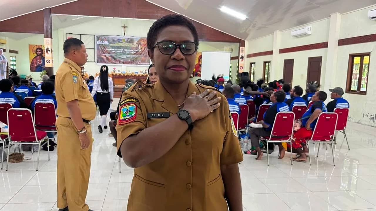 Kepala Disbudparekraf Mimika, Elisabeth Cenawatin.