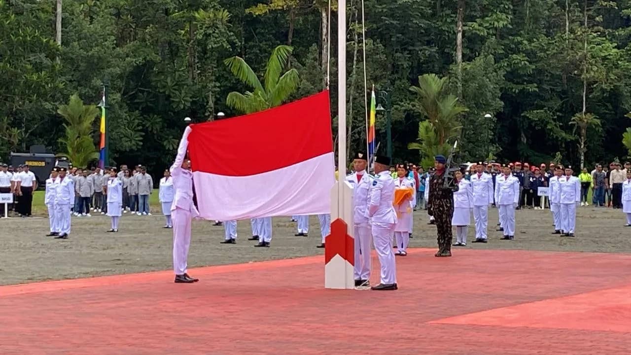 Paskibra sukses mengibarkan Sang Saka Merah Putih pada Upacara HUT ke-81 RI di area Low Land PTFI Kuala Kencana, Senin (17/8).