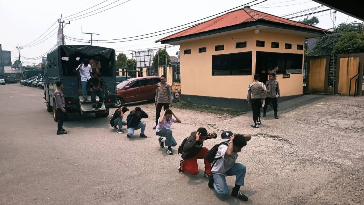 Tampak para pelajar yang diamankan saat tawuran, Senin (28/9).