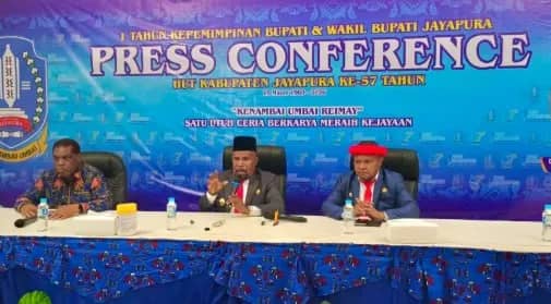 Bupati, Yunus Wonda, S.H., M.H. – Wakil Bupati Jayapura, Haris Richard Yocku, S.H., saat Press Conference terkait capaian satu tahun kepemimpinan di Aula I Kantor Bupati Jayapura. Selasa (17/3/2026)