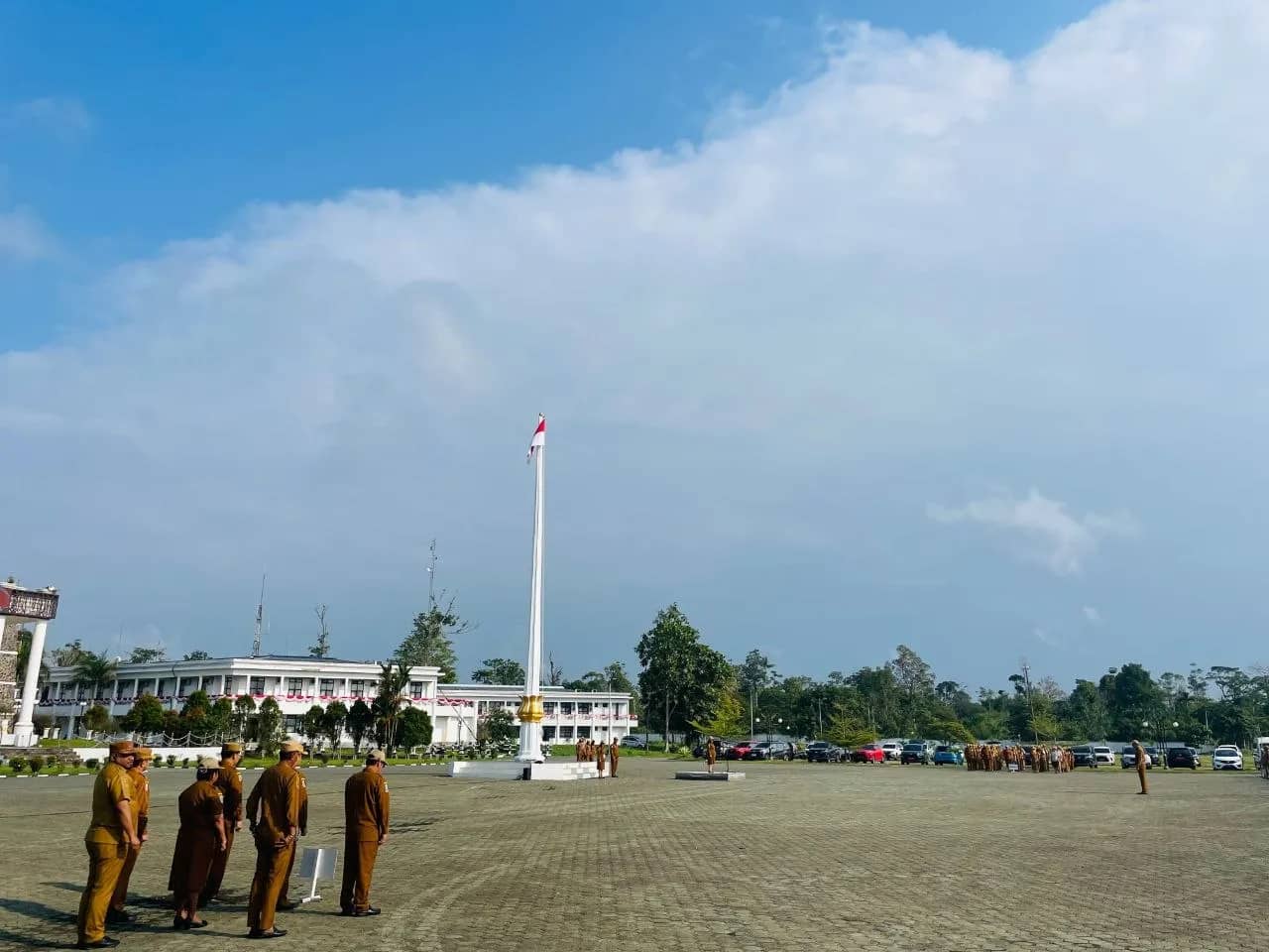 Staf Ahli Bupati Mimika Bidang Pemerintahan, Politik dan Hukum Yohana Paliling saat memberikan arahan dalam apel gabungan Pemkab Mimika, Senin (14/9/2026).