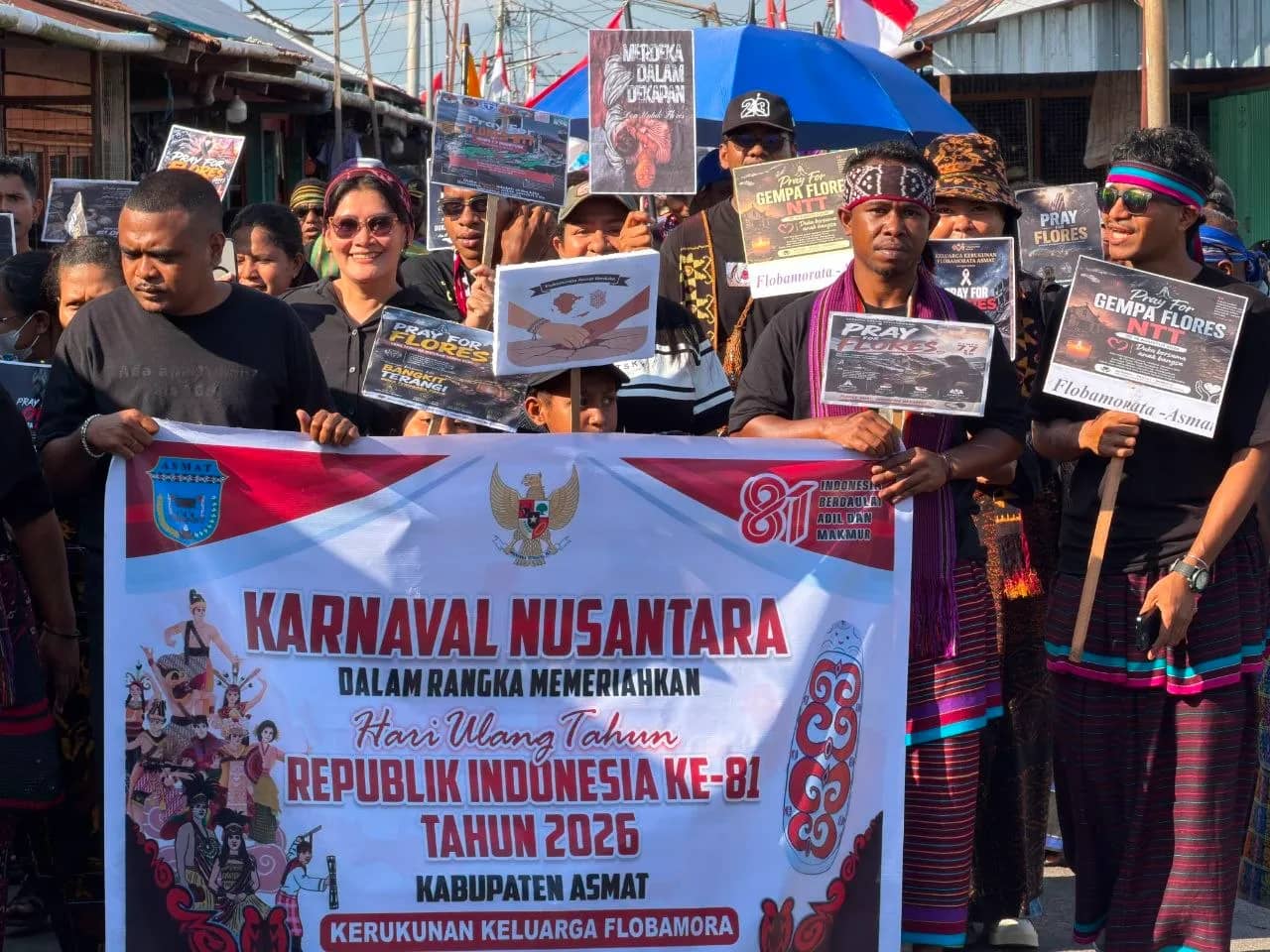 Kerukunan keluarga Flobamorata Asmat tampil dengan busana serba hitam, simbol kedukaan