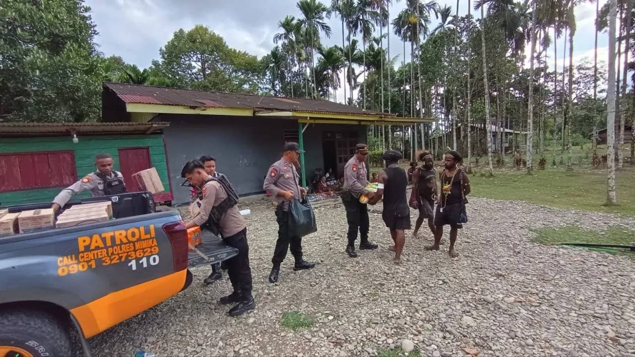 Kasat Samapta Polres Mimika Iptu Fransiskus Tethool, SE., M.H., menyerahkan bantuan duka kepada kakak almarhum Jaren Wamang di rumah duka, Distrik Kwamki Narama, Rabu (5/8).
