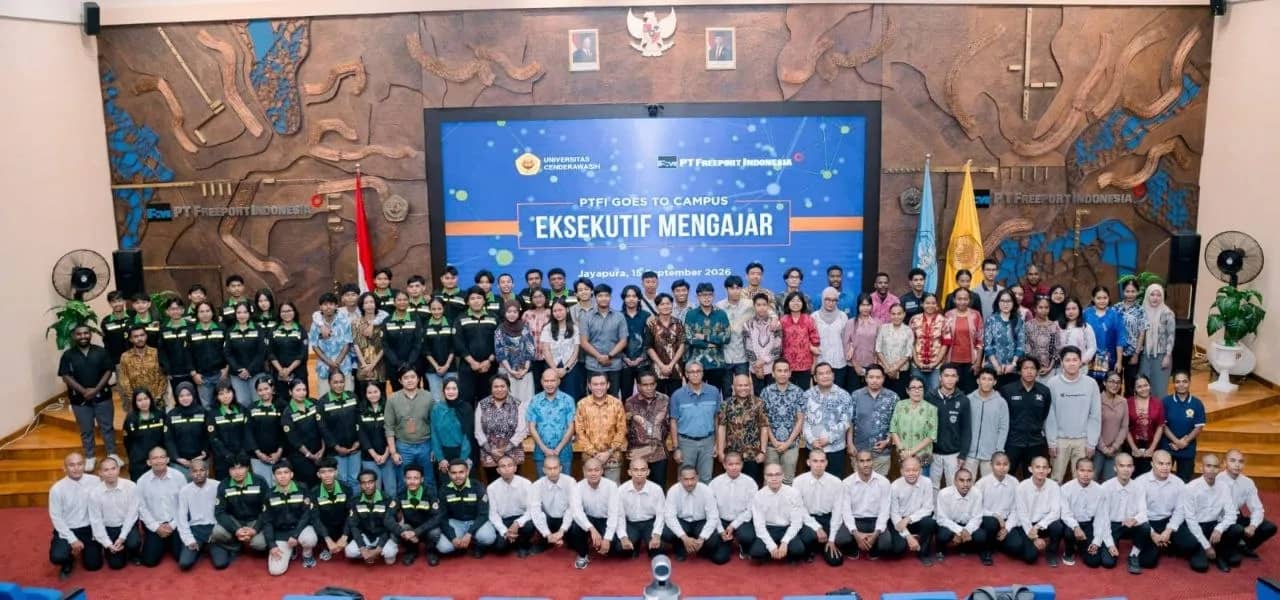 Civitas akademika UNCEN bersama narasumber eksekutif PTFI berfoto bersama usai kegiatan Eksekutif Mengajar #2 di Auditorium Gedung Sains dan Kemitraan PTFI-UNCEN, Jayapura, Papua. Kegiatan yang diikuti 200 mahasiswa Fakultas Teknik ini menjadi wujud nyata sinergi dunia pendidikan dan industri untuk Papua.