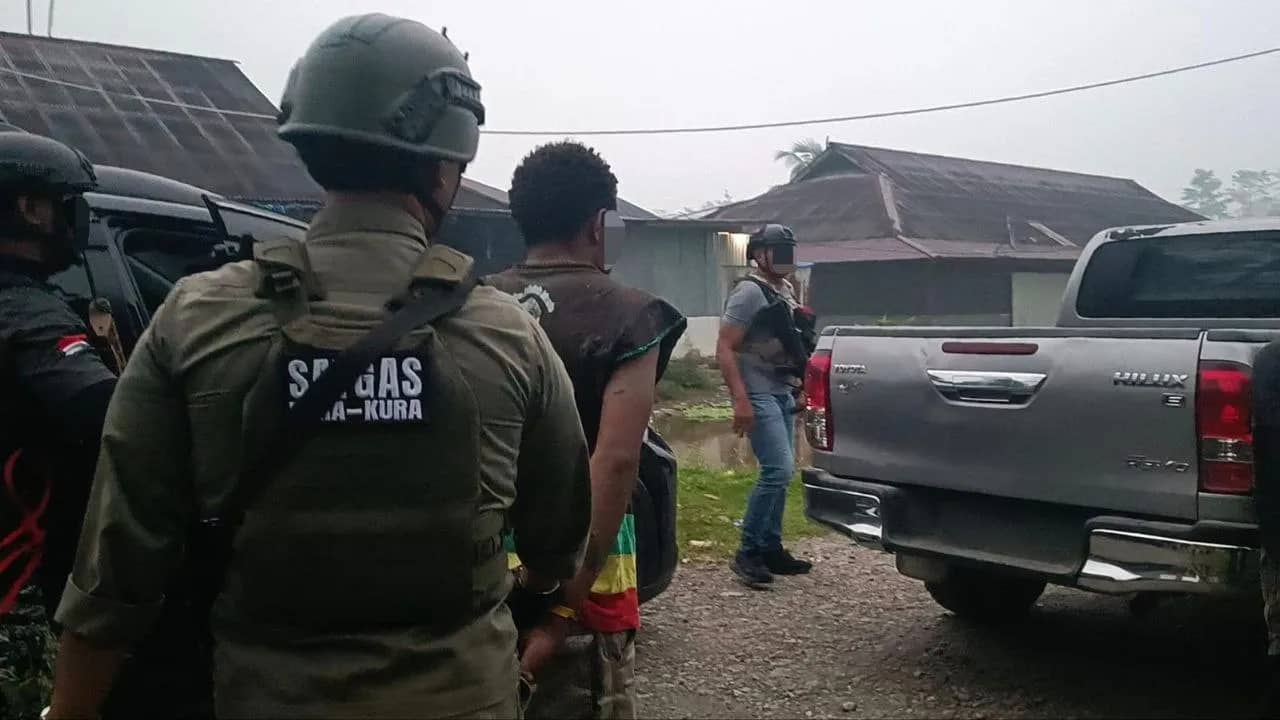 Terduga pelaku saat diamankan personel gabungan Satgas Operasi Damai Cartenz-2026 bersama Polres Yahukimo.