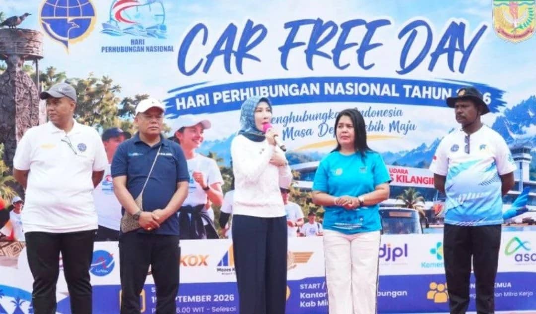 Kepala Dishub Mimika Alfasiah (ketiga dari kanan) memberikan arahan pada acara jalan santai dan kampanye keselamatan dalam rangka Hari Perhubungan Nasional 2026 di hari bebas kendaraan bermotor (car free day) di Jalan Cenderwasih