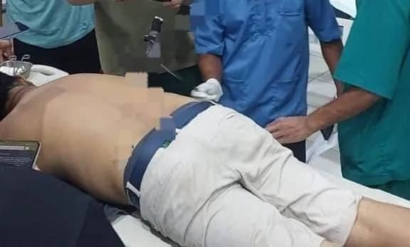 Korban Arifudin saat berada di rumah sakit setelah mengalami penikaman di Distrik Dekai, Kabupaten Yahukimo.