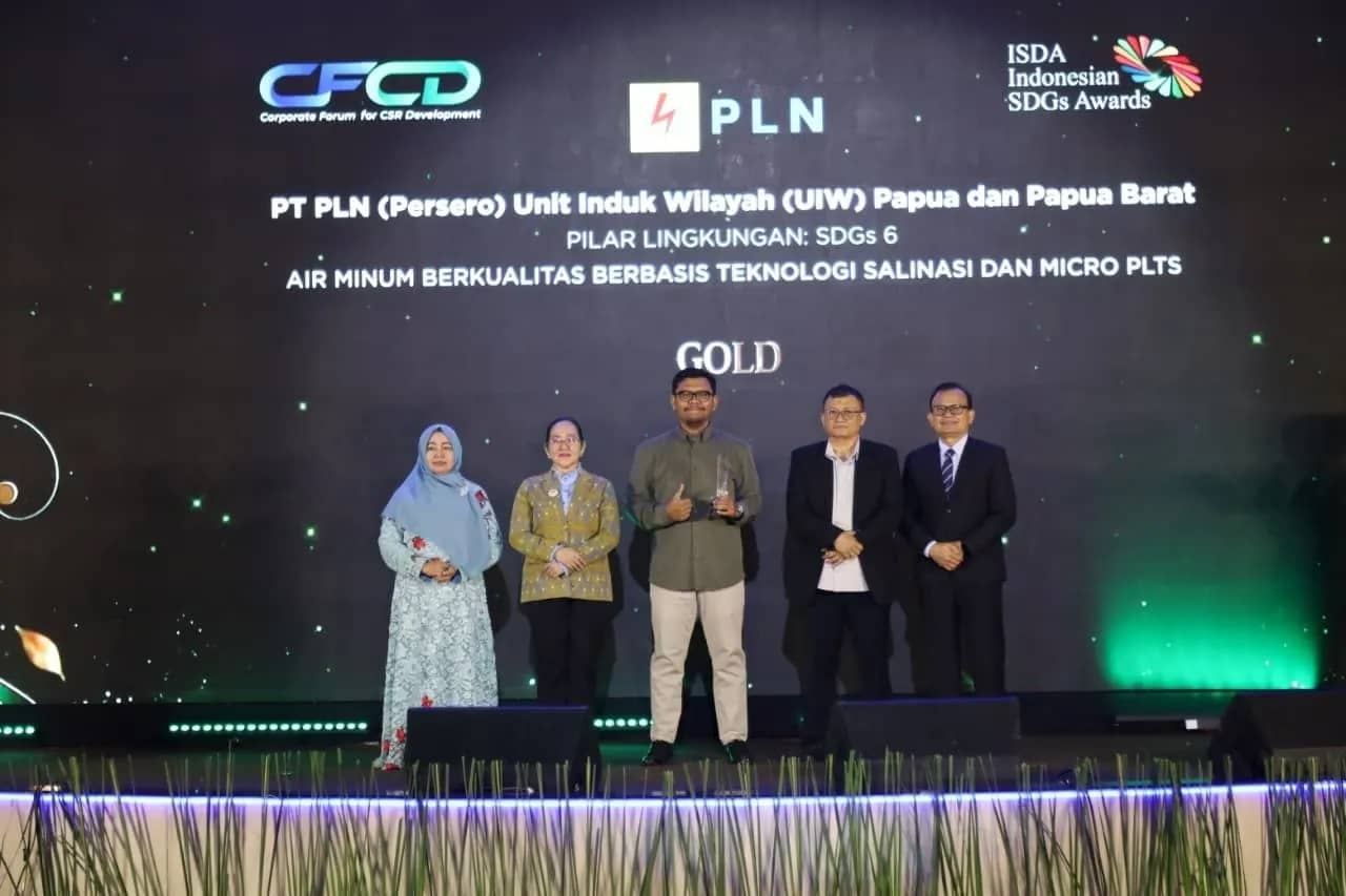 Melalui program TJSL penyediaan air bersih berkualitas, PLN menghadirkan teknologi desalinasi dan Mikro PLTS untuk mengolah air payau dan rawa menjadi air tawar yang layak konsumsi bagi masyarakat di Kabupaten Asmat.
