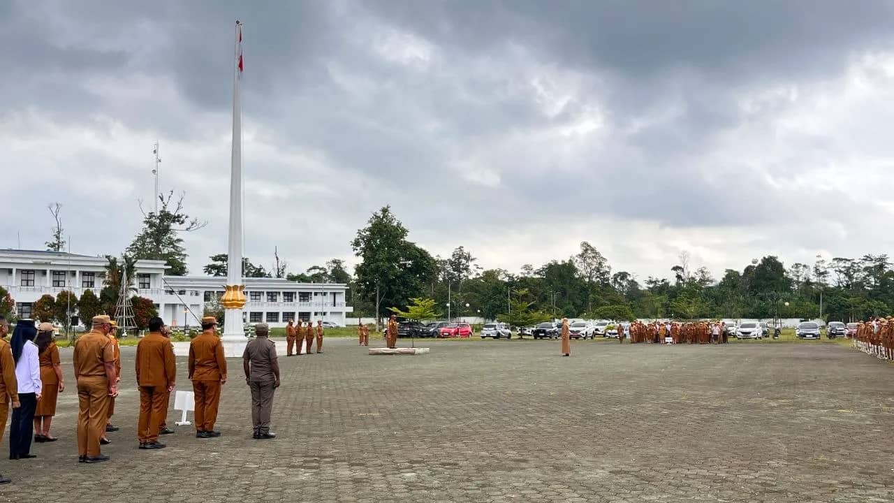 apel pagi di Lapangan Kantor Pusat Pemerintahan (Puspem) Kabupaten Mimika, Senin (27/7).