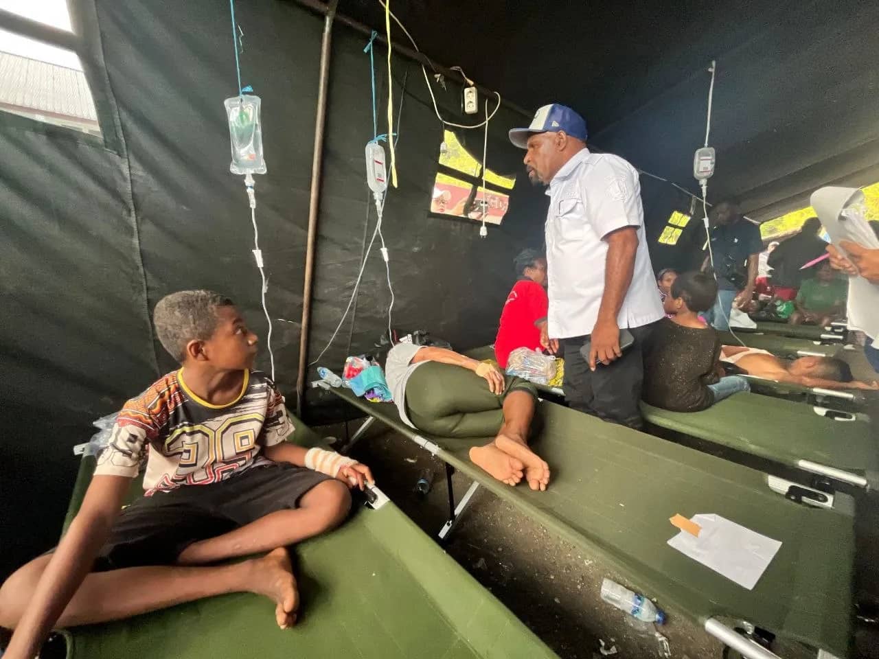 Bupati Jayapura Yunus Wonda belum lama ini saat menjeguk korban keracunan