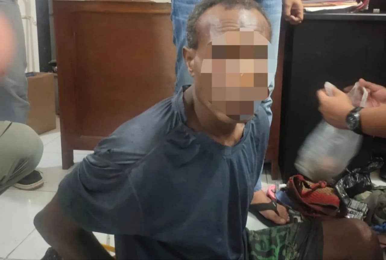 HN alias YN yang disebut sebagai salah satu pimpinan kelompok bersenjata Kodap I Mamta saat diamankan di Kabupaten Keerom, Papua, pada Selasa (15/9).