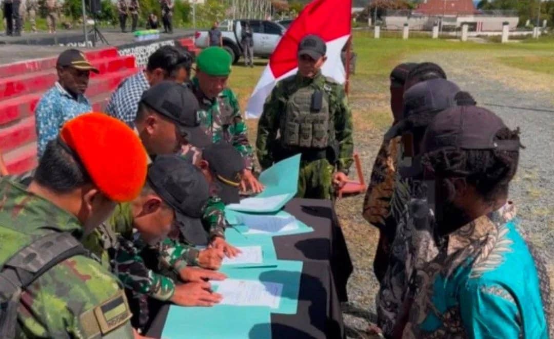 Lima anggota OPM Kodap XXVIII dari Distrik Mewoluk, Kabupaten Puncak Jaya secara sukarela menandatangani dokumen kesetiannya kembali ke pangkuan NKRI