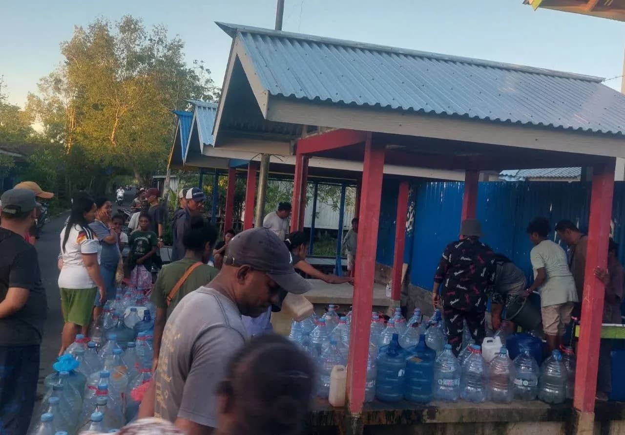 Warga saat mengantre air bersih di salah satu titik sumber air di Kota Agats