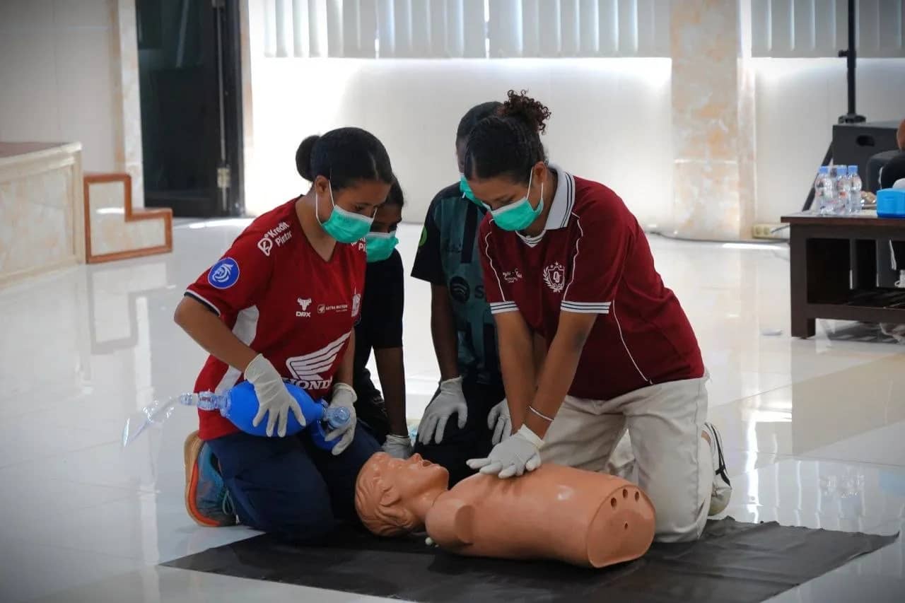 Pelatihan Bantuan Hidup Dasar (BHD) dan Resusitasi Jantung Paru (RJP) bagi pelajar, mahasiswa, dan masyarakat sipil di Rumah Sakit Marten Indey, Jayapura, Sabtu (19/9).