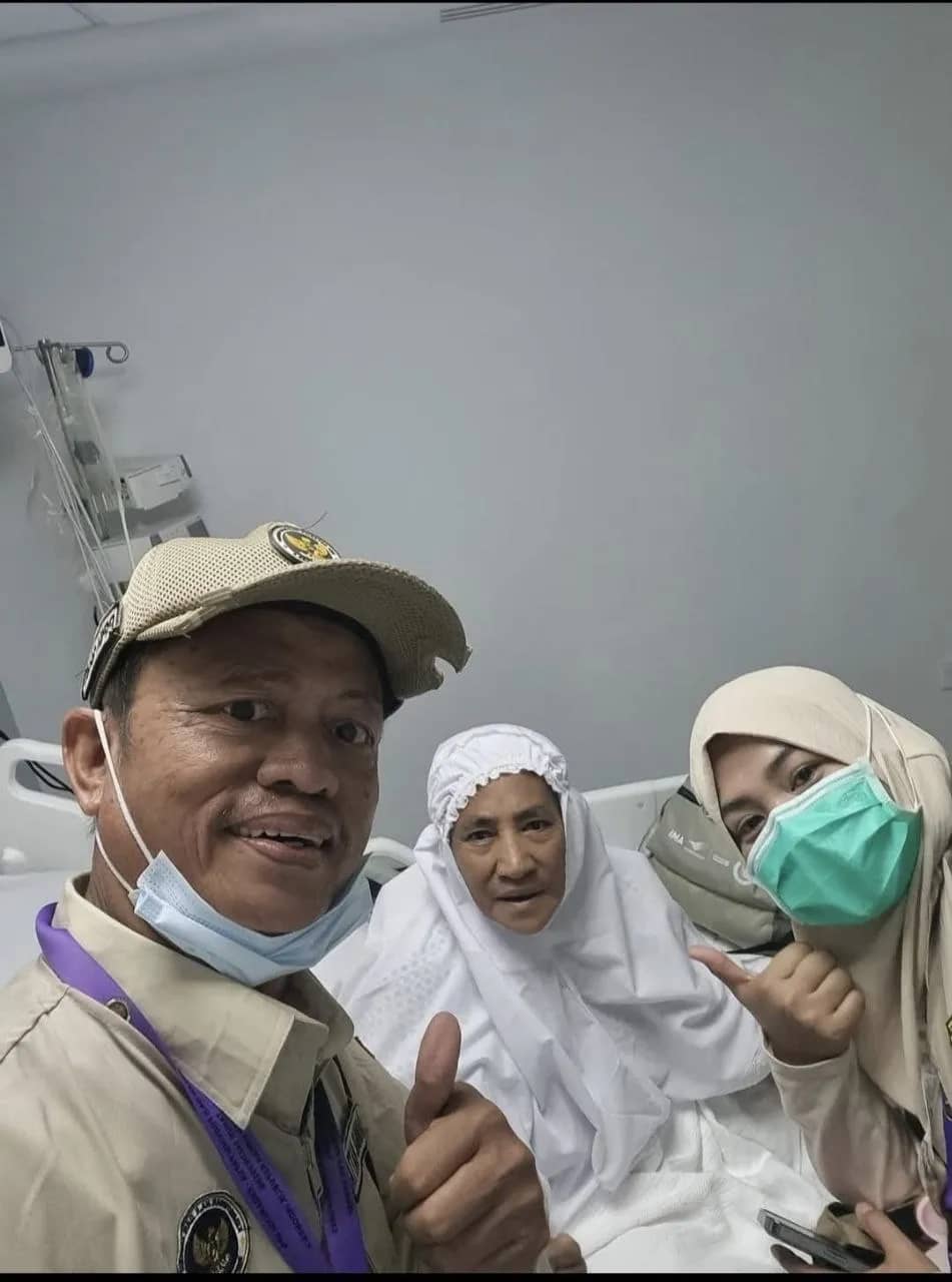 Kenang-kenangan. Nampak Ny. Rasia Jabara Banto (tengah) didampingi Petugas Haji Kloter UPG-29 Makassar saat dirawat di RS King Abdullah Makkah.
