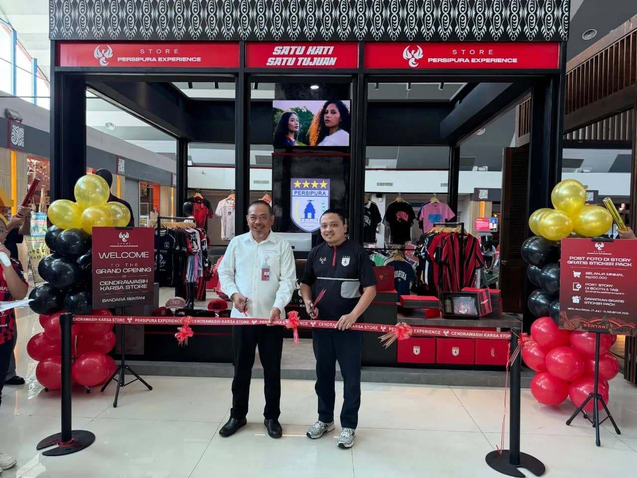 General Manager Bandara Internasional Sentani Jayapura dan Direktur PT.Cendrawasih Karsa Jaya, Arizal Perdan Putra saat meresmikan store merchandise Persipura di Bandara Sentani.
