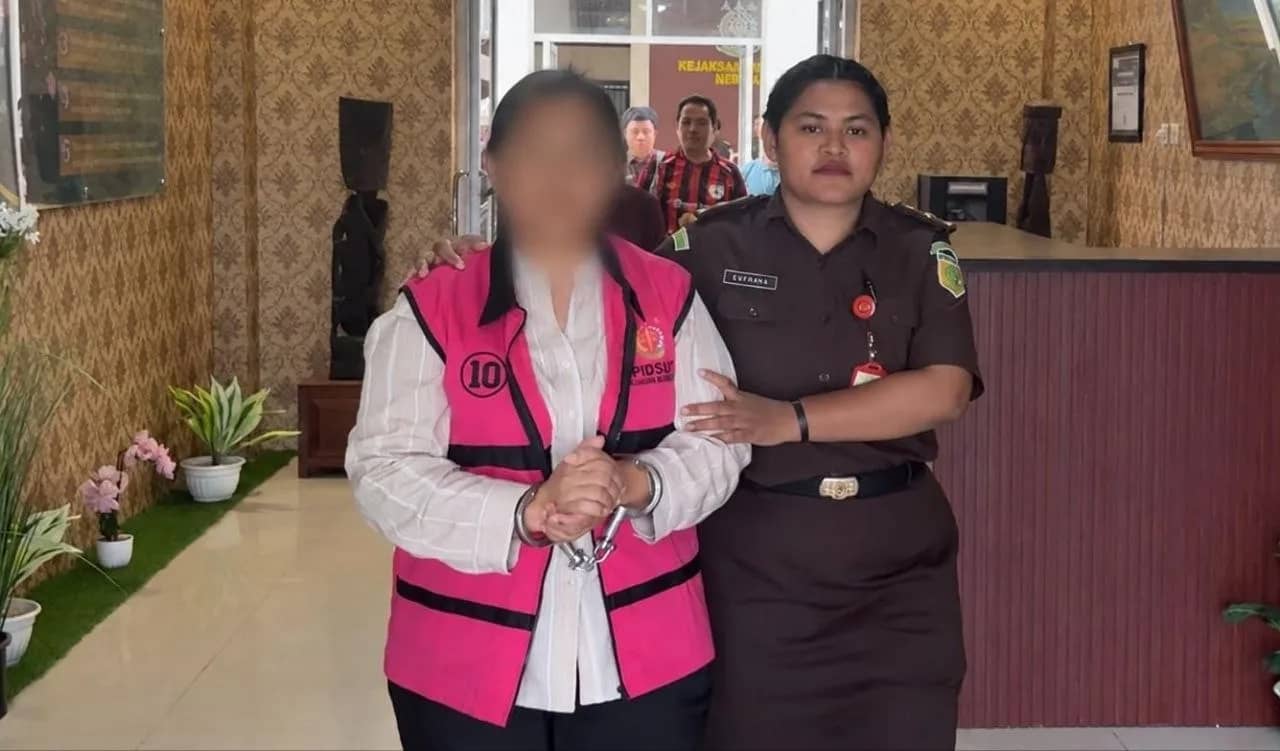 Kejaksaan Negeri Mimika menetapkan IP sebagai tersangka dalam perkara dugaan korupsi pembangunan Gerai Maritim Tahun Anggaran 2018.