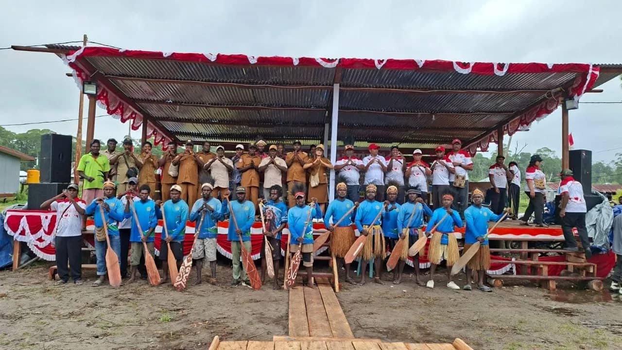 Pembukaan perlombaan dalam rangka memeriahkan HUT ke-81 Kemerdekaan RI di Distrik Amar.