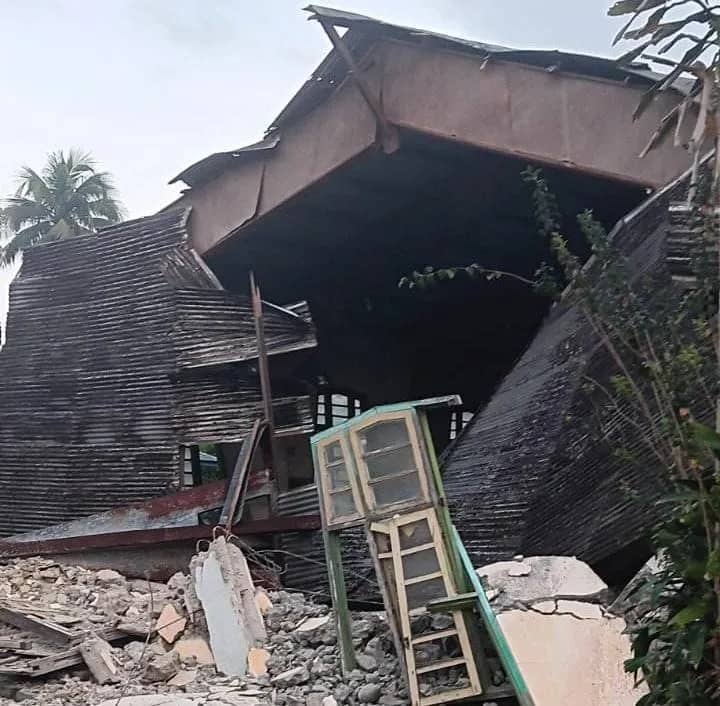 Salah satu bangunan, aula Paroki St Yosef Kisol di Manggarai Timur yang hancur akibat gempa
