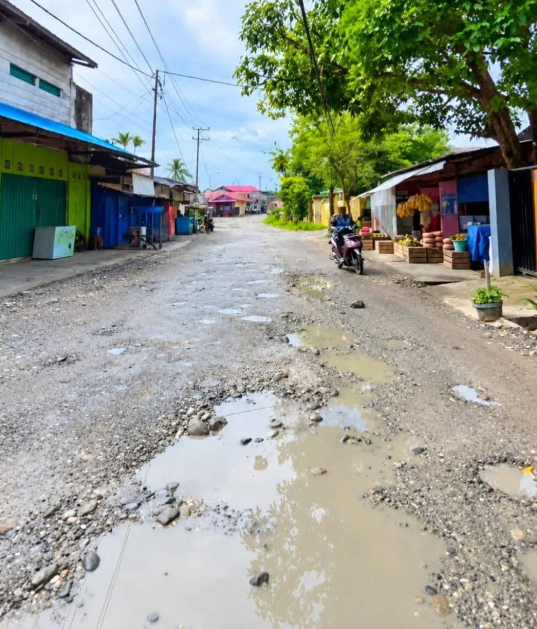 Nampak ruas Jalan Anggrek, Kelurahan Sempan, Distrik Mimika Baru yang rusak parah.