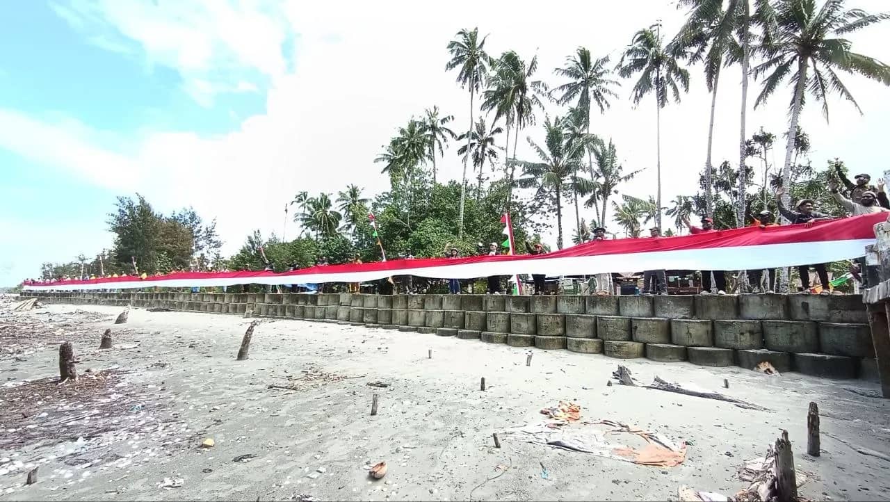 Pembentangan bendera Merah Putih sepanjang kurang lebih 1 kilometer di sepanjang pantai Distrik Amar, Kabupaten Mimika, Sabtu (29/8).