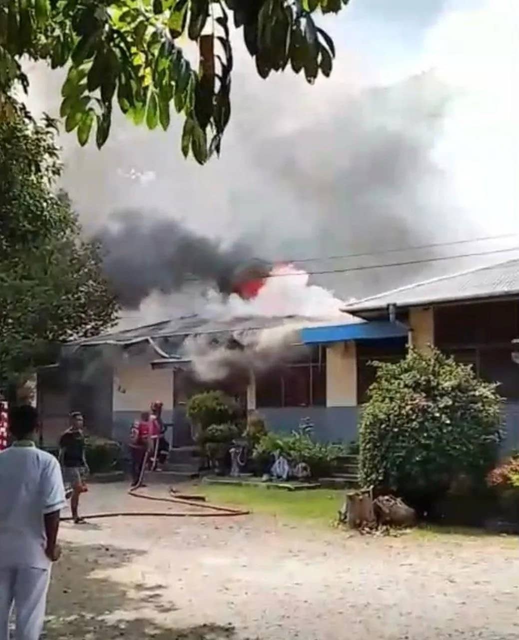 Nampak asap tebal terlihat dari bangunan Biara Suster Panti Asuhan Kerahiman Hawai Sentani, Kabupaten Jayapura.