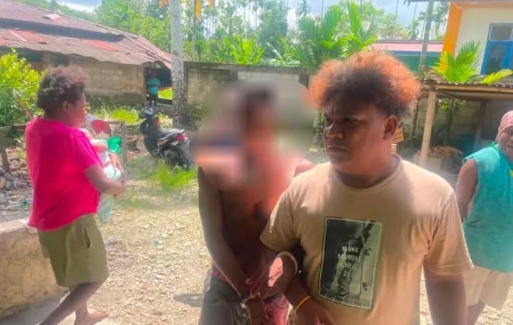 Pelaku (tidak memakai baju) saat diamankan Tim BABAT Satreskrim Polres Mimika.