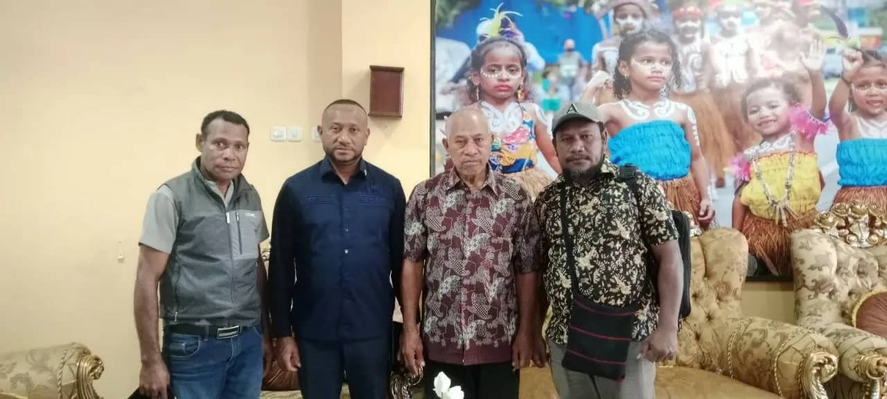 Anggota DPR RI dari Fraksi Partai Gerindra, Yan Permenas Mandenas, bertemu dengan Tim Kaki Abu DOB Pemekaran Papua di Bandara Frans Kaisiepo, Kabupaten Biak Numfor, Jumat (25/9/2026).