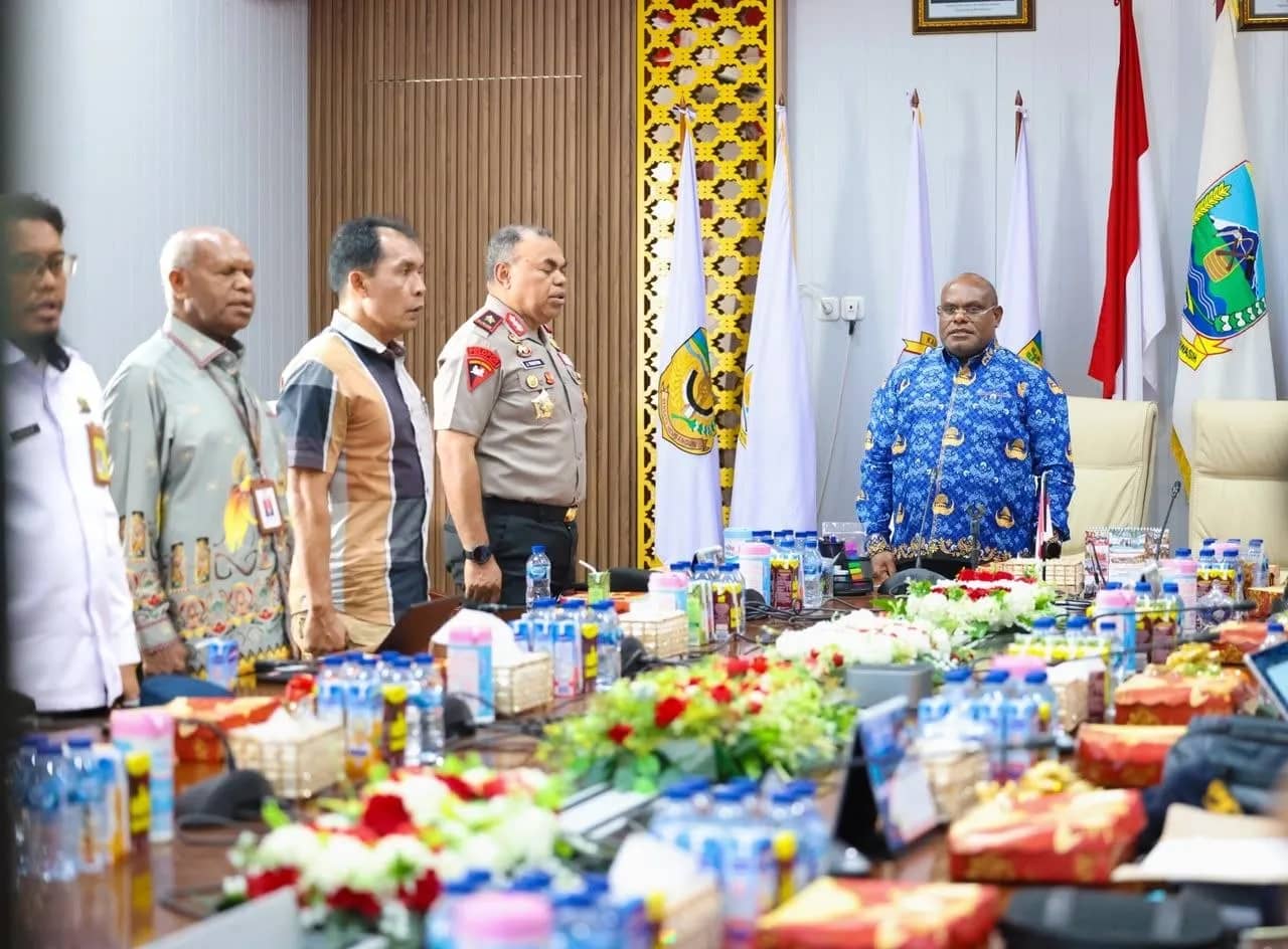Kapolda Papua Tengah Brigjen Pol Jermias Rontini saat menghadiri Rapat Koordinasi Penanggulangan Kebakaran Hutan dan Lahan se-Tanah Papua di Ruang Rapat Gubernur Papua Tengah, Kamis (15/10/2026).