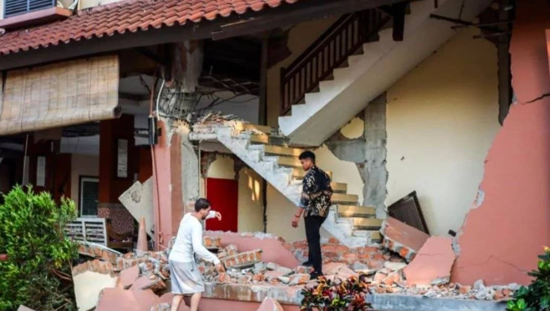 Pegawai dan wisatawan asing melihat gedung Hotel Jayakarta yang rusak akibat gempa di Labuan Bajo, Manggarai Barat, Nusa Tenggara Timur (NTT)