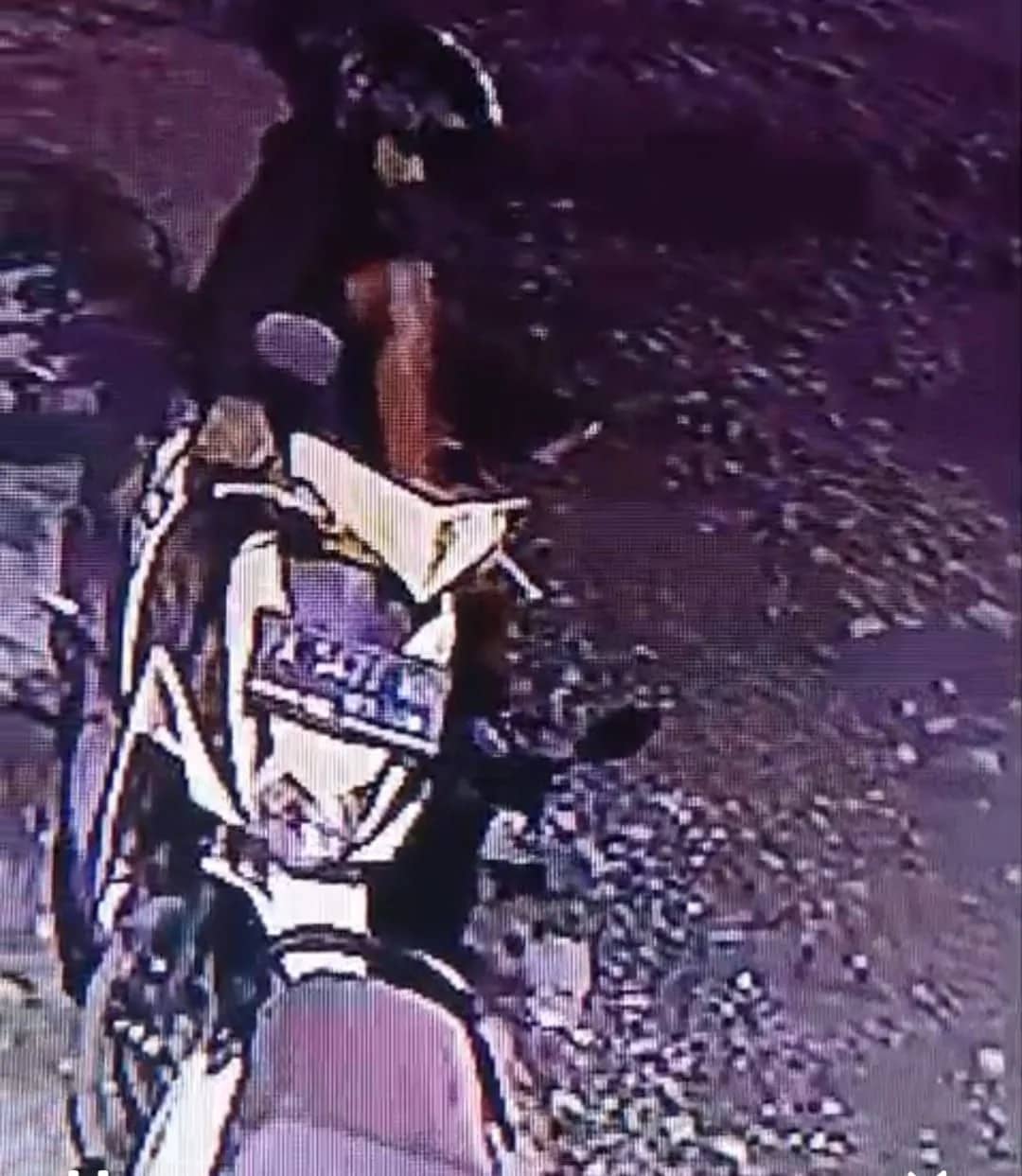 Aksi pencurian sepeda motor yang terjadi di sebuah perumahan di Jalan Anggrek, Timika, terekam kamera CCTV.