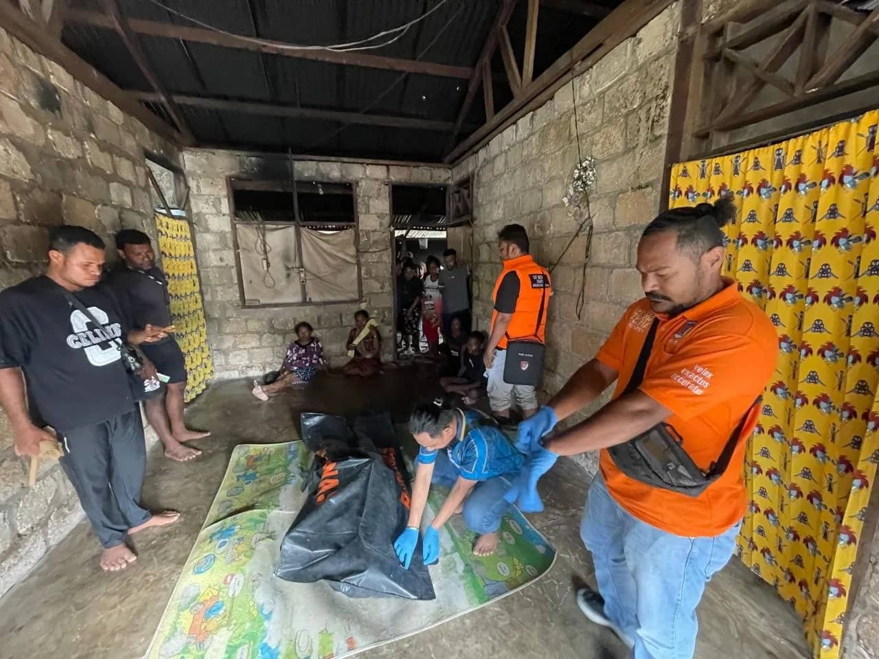 Proses evakuasi jenazah korban yang sempat dilaporkan hilang saat memancing di perairan Kampung Meukisi, Distrik Yokari, Kabupaten Jayapura, Sabtu (27/6/2026).