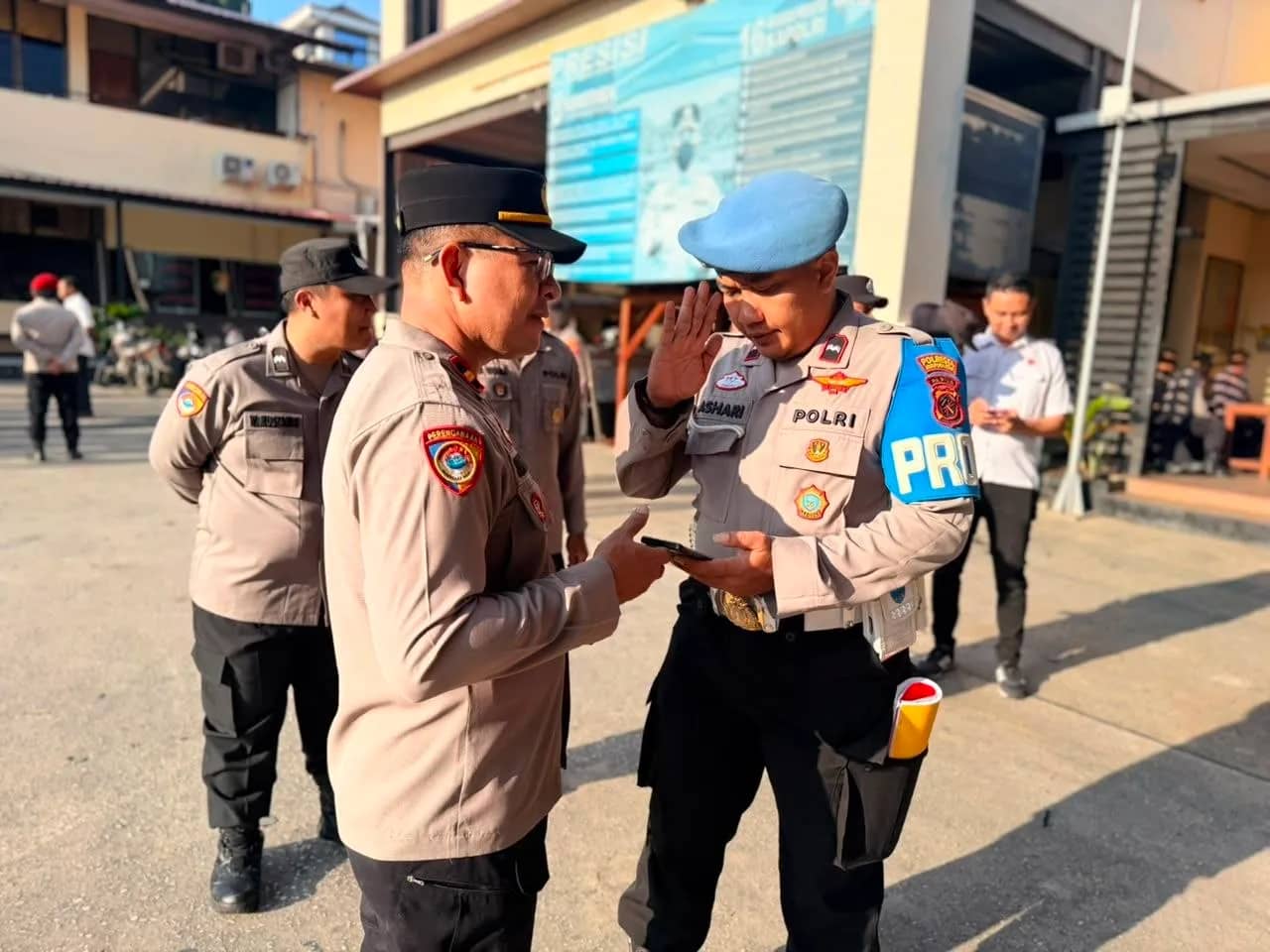 Propam Polresta Jayapura Kota saat memeriksa Handphone personel