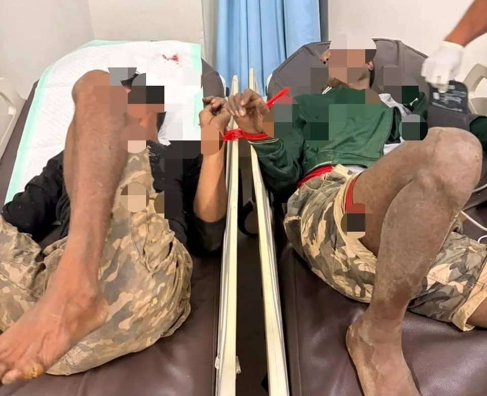Kedua pria saat mendapatkan perawatan medis di RSUD Mimika.
