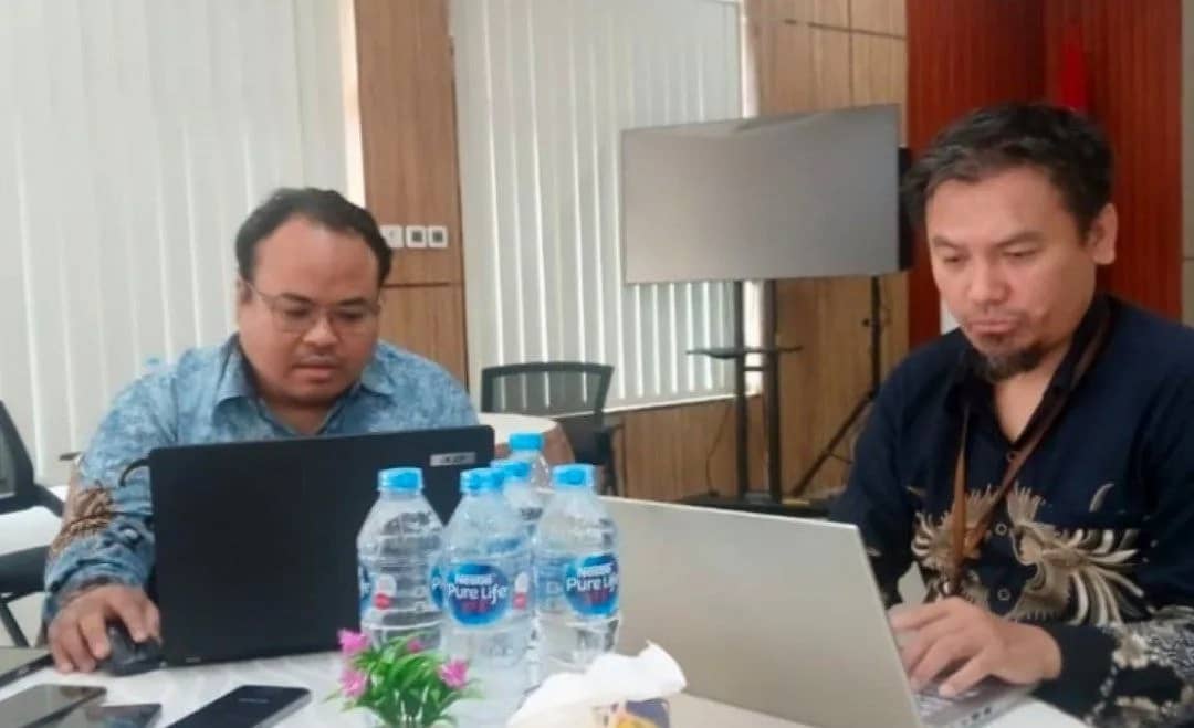 Kepala Seksi Bank KPPN Timika Ahmad Syafrudin Yusuf (kiri) memberikan penjelasan penyaluran TKD Mimika mendamping Kepala KPPN Timika Muhammad Hatta Hasanudin, di Kantor KPPN Timika