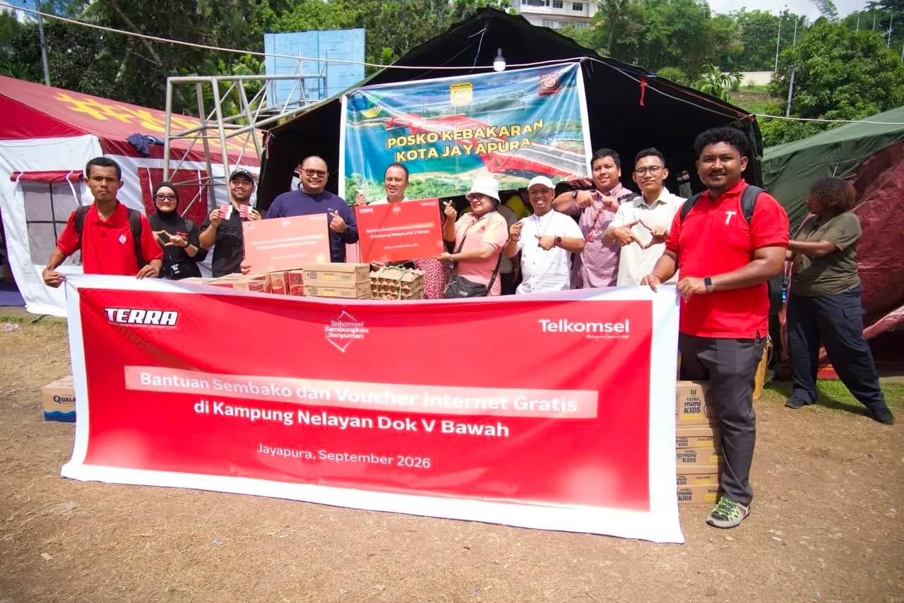 Telkomsel saat menyerahkan bantuan kepada korban kebakaran di Jayapura