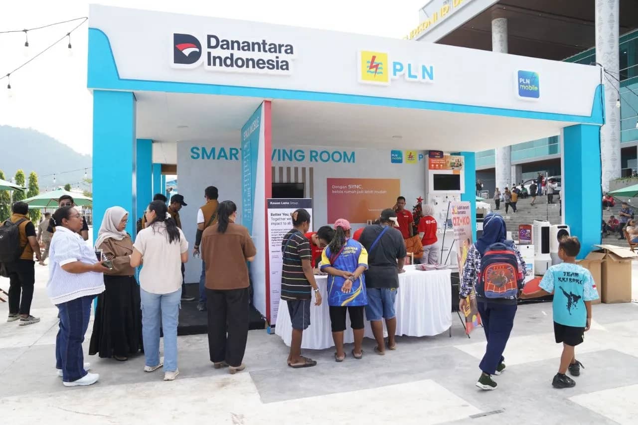 Pengunjung antusias mengunjungi _Smart Living Room_ PLN untuk mengenal lebih dekat pemanfaatan peralatan rumah tangga berbasis listrik dalam mendukung gaya hidup modern yang praktis dan ramah lingkungan.
