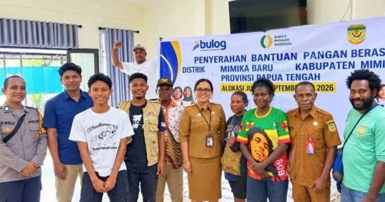Kepala Distrik Mimika Baru Merlyn Temorubun foto bersama warga