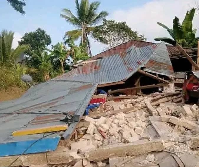 Rumah warga yang hancur akibat gempa M7,7 yang menerjang Flores NTT