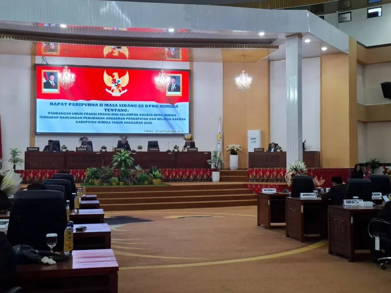 Suasana Rapat Paripurna II Masa Sidang III DPRK Mimika dalam rangka pembahasan Rancangan Perubahan APBD Kabupaten Mimika Tahun Anggaran 2026 di Gedung Paripurna DPRK Mimika, Kamis (24/9).