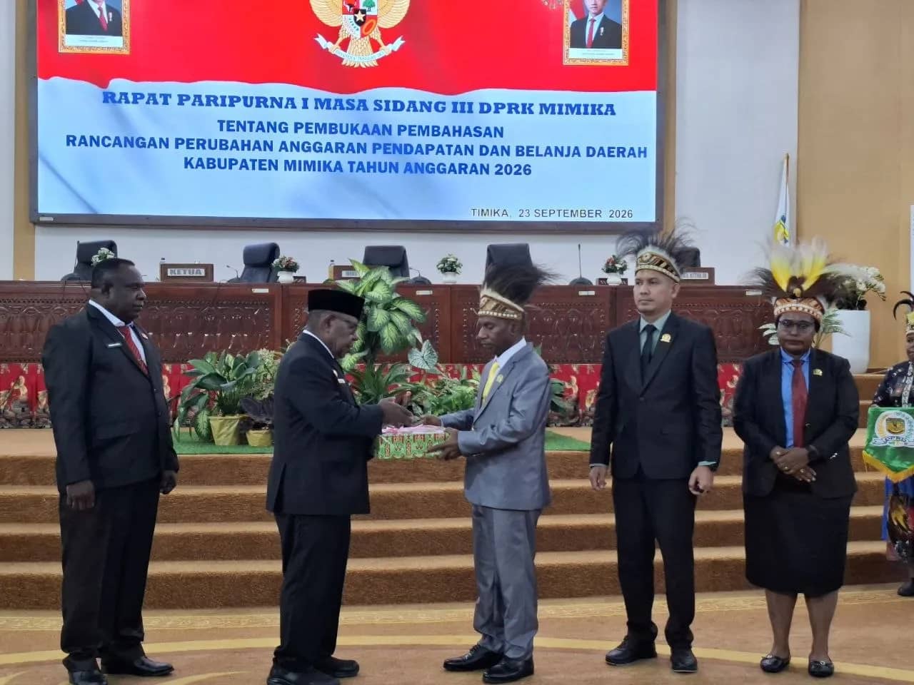 Penyerahan dokumen APBD Perubahan oleh Wakil Bupati Mimika Emanuel Kemong kepada Ketua DPRK Mimika Primus Natikapareyau untuk dibahas.