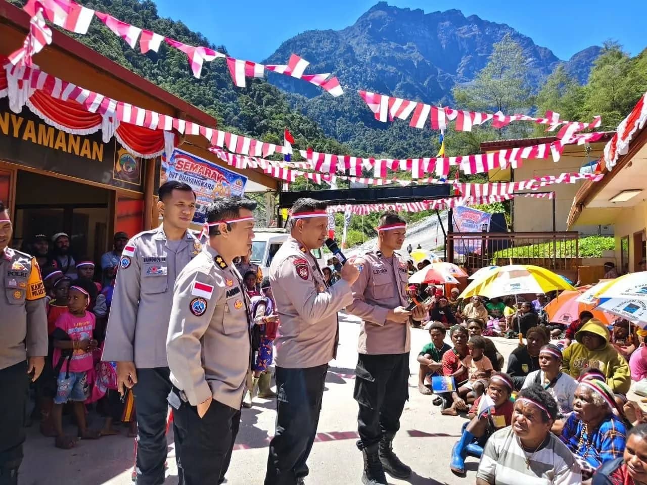 Satgas Ops Damai Cartenz saat bertemu masyarakat Tembagapura mempererat hubungan antara Polri dan masyarakat melalui bakti sosial serta kepedulian terhadap pendidikan generasi muda.